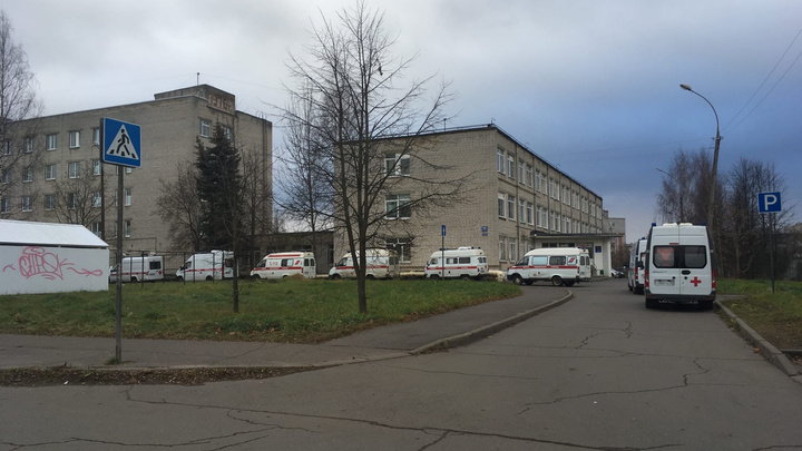 «А кто-то безнадежно ждет помощи»: в Рыбинске у COVID-больницы выстроилась очередь из скорых