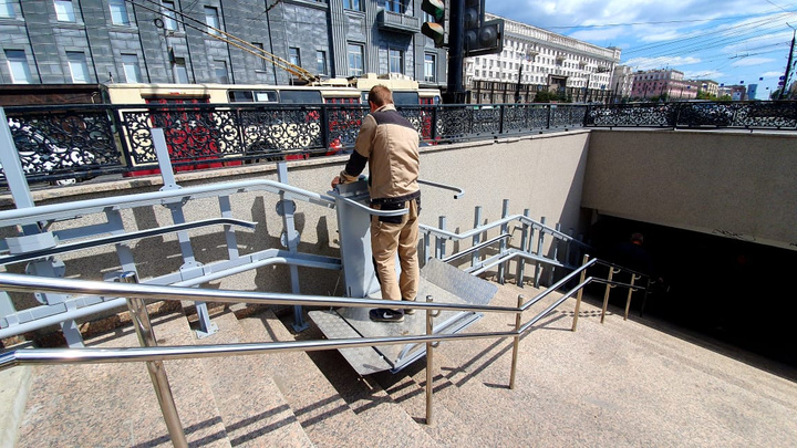 В подземном переходе на площади Революции в Челябинске пандусы заменили на новые подъёмники