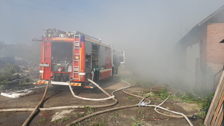Тушение усложняла ветреная жаркая погода: в Екатеринбурге вспыхнул крупный пожар на пилораме