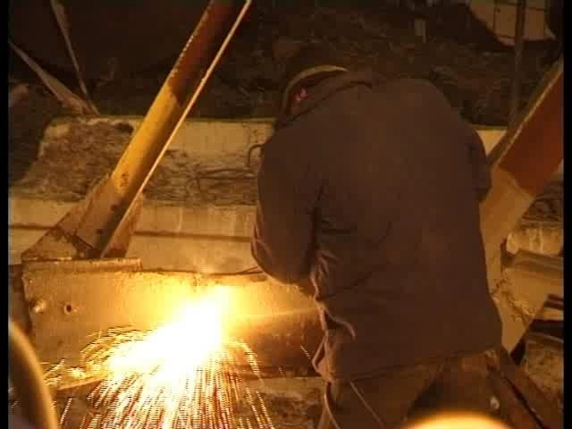 Искореженные металлоконструкции пришлось распиливать Искореженные металлоконструкции пришлось распиливать