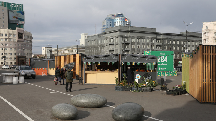 На площади Революции закрыто большинство киосков, но в мэрии говорят, что ярмарка продолжает работу