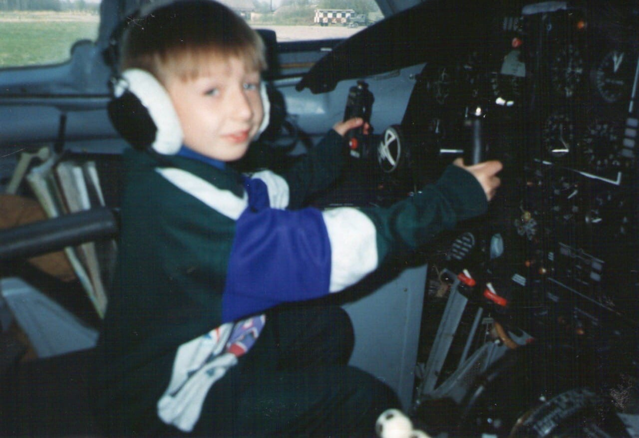 Денис в детстве за штурвалом самолета