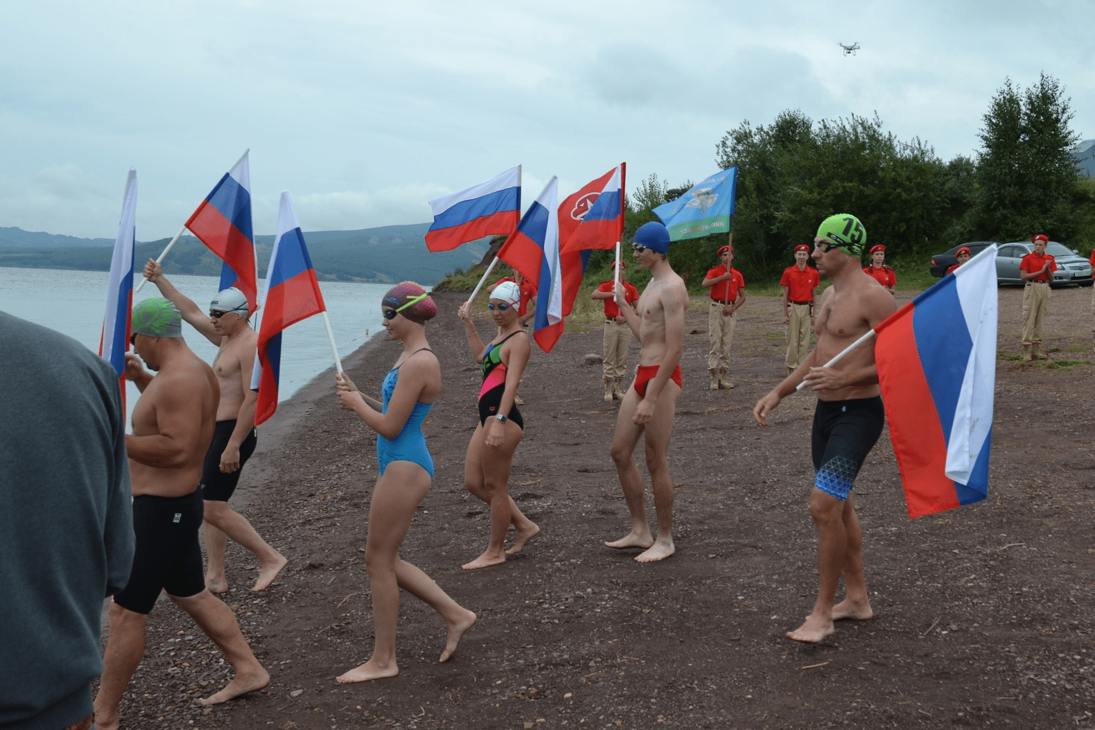 В преддверии Дня флага России спортсмены заходят в воду с триколорами