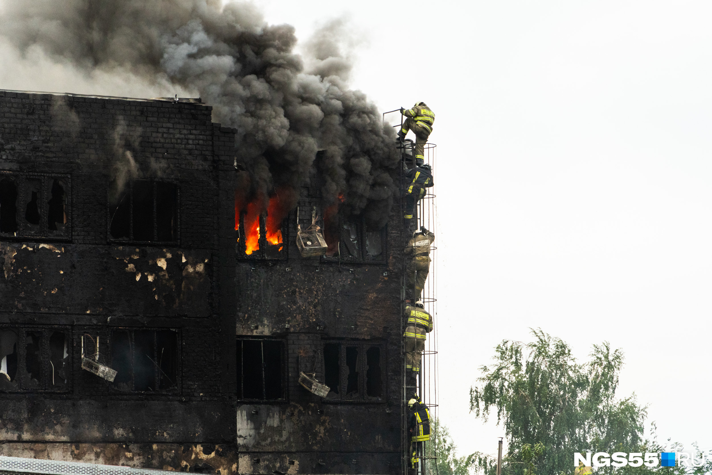 Пожарные лезут на <a href="https://ngs55.ru/text/incidents/2020/06/22/69327229/" target="_blank" class="_">крышу горящего здания на 24-й Северной</a>