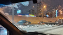 В Новосибирске рано утром седан врезался в отбойник на Ипподромской магистрали