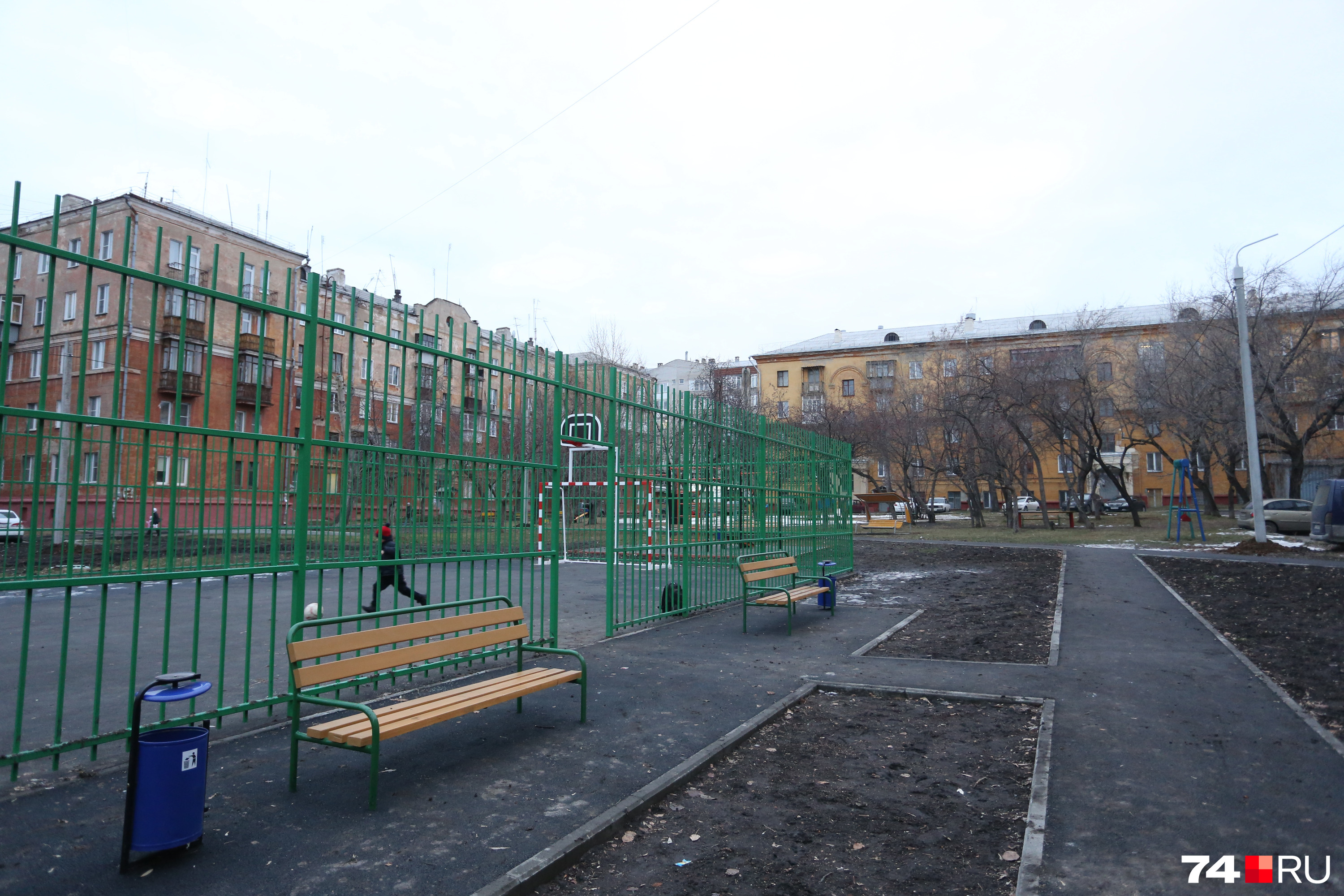 Впрочем, дорогим проект вышел не только из-за площади. На спортплощадке в центре двора здесь явно не экономили Впрочем, дорогим проект вышел не только из-за площади. На спортплощадке в центре двора здесь явно не экономили