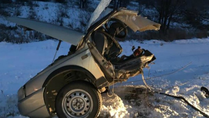 «Ладу» на трассе разорвало пополам: опытный водитель не справился с управлением на зимней дороге