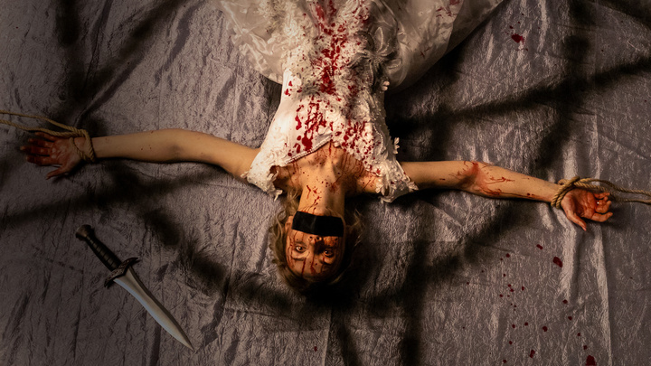 Екатеринбургский фотограф устроил кровавую фотосессию по мотивам нашумевшего фильма ужасов