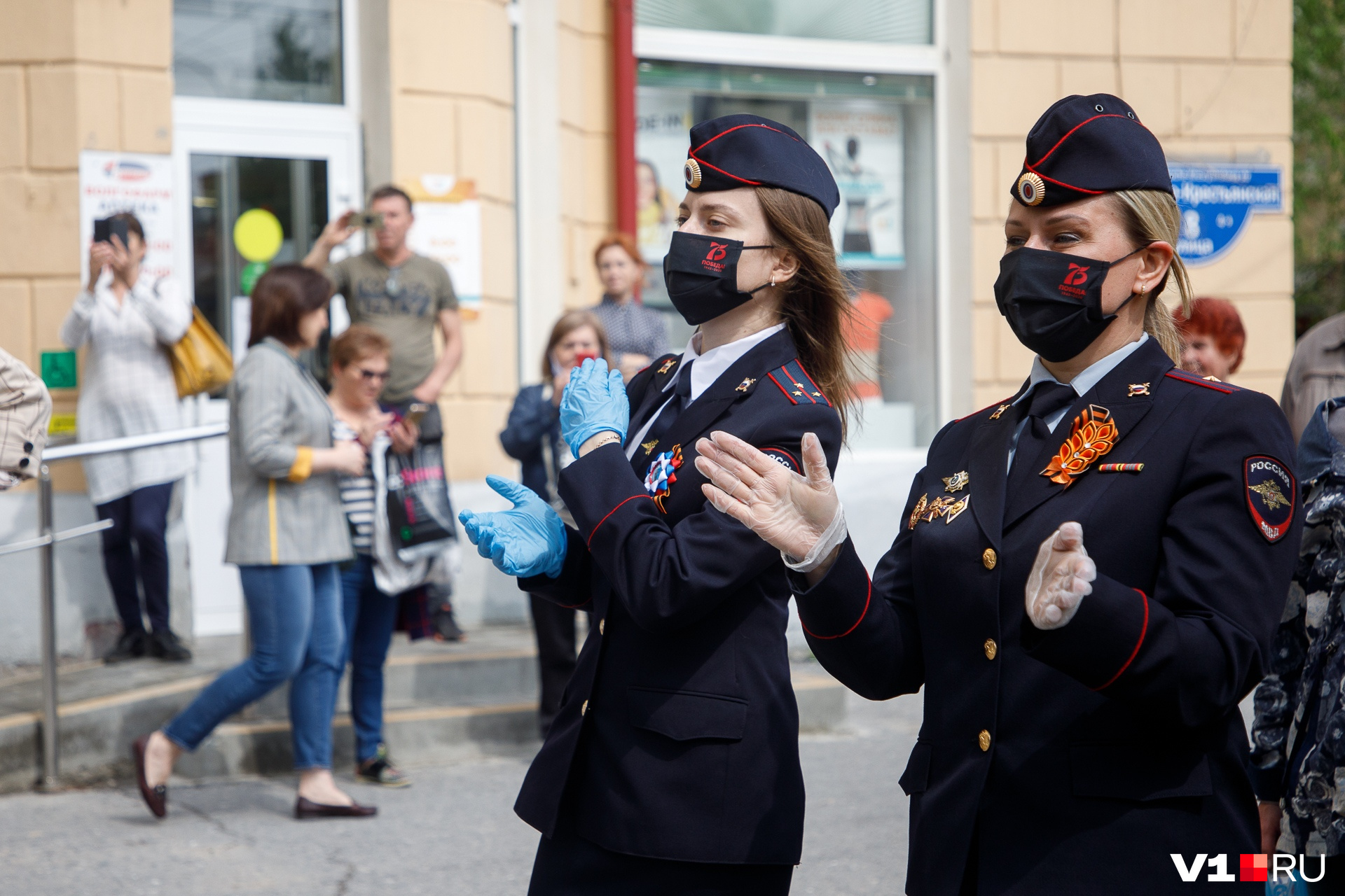 Полицейские в праздничных масках рукоплескали ветерану и артистам