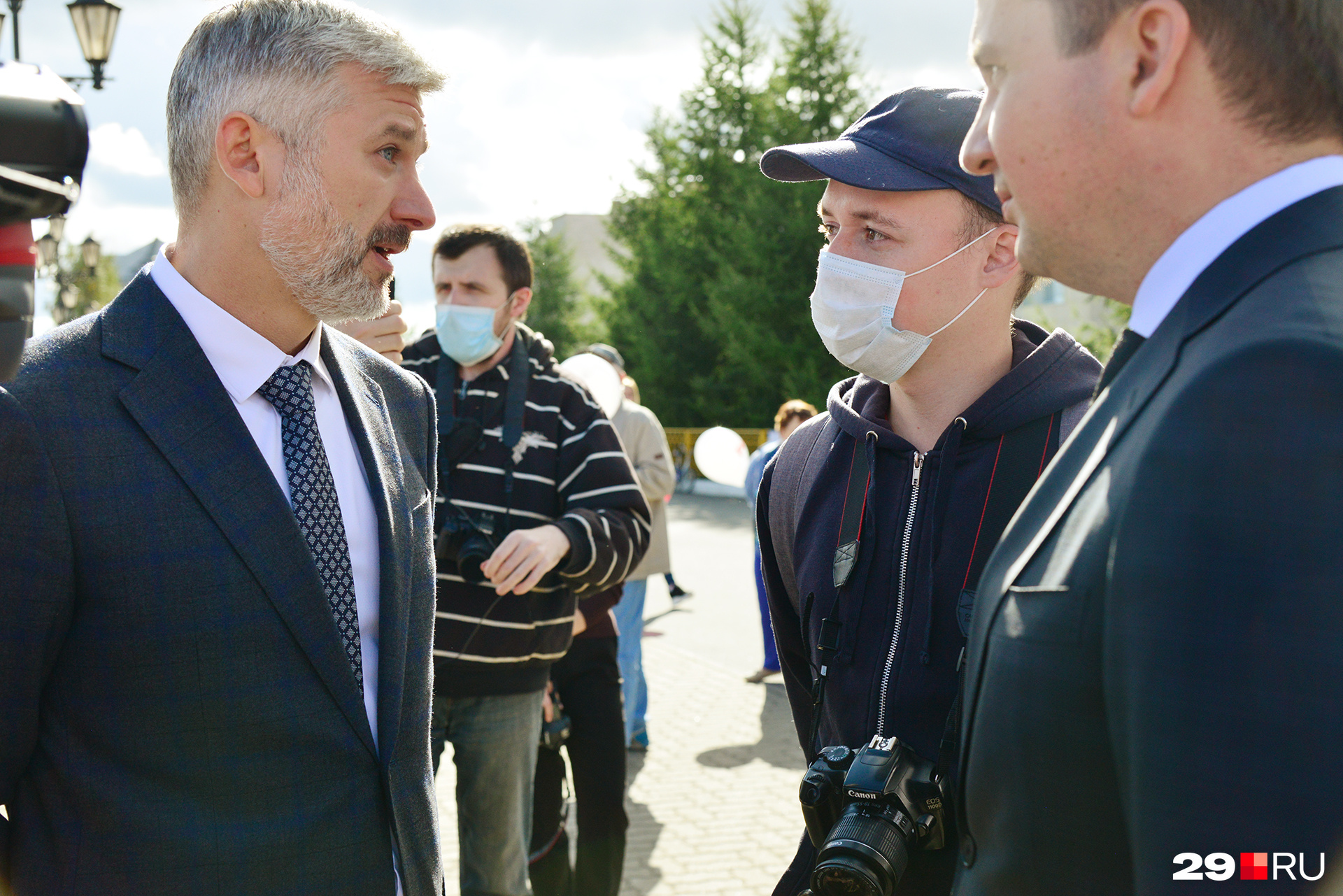 Организатор протестных акций в Архангельске Александр Песков беседует с министром транспорта