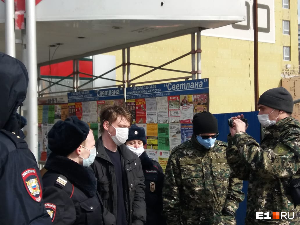 Подозреваемый и участники следственного эксперимента возле остановки «Уральская»