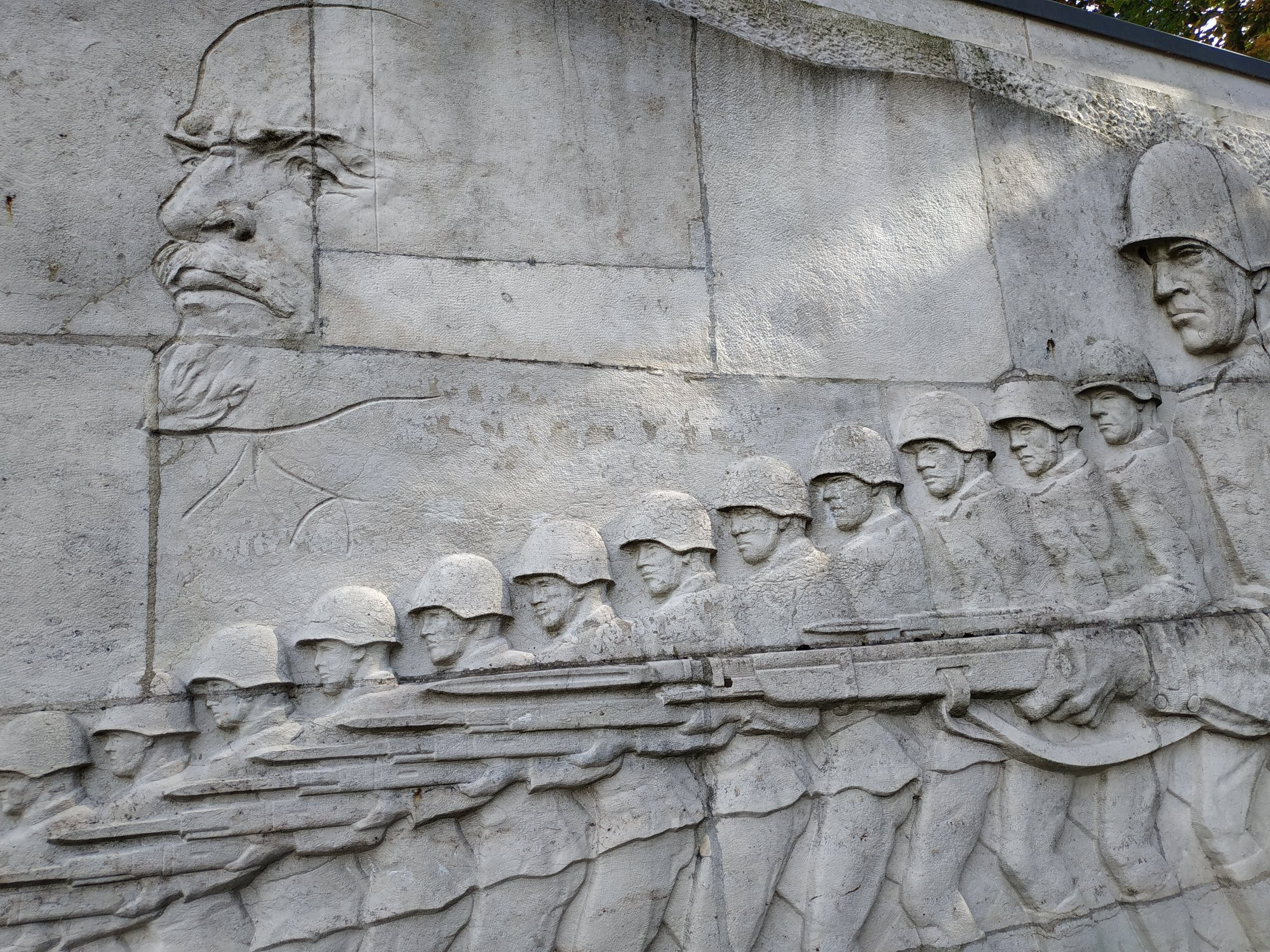Советские воины и лик Ленина над ними на барельефе в Берлине