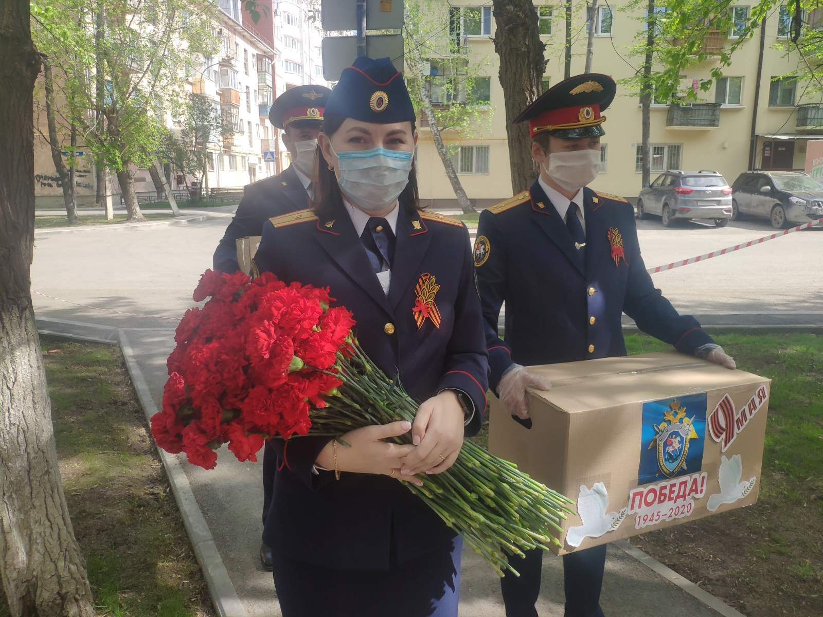 Следователи передали ветеранам подарки и цветы