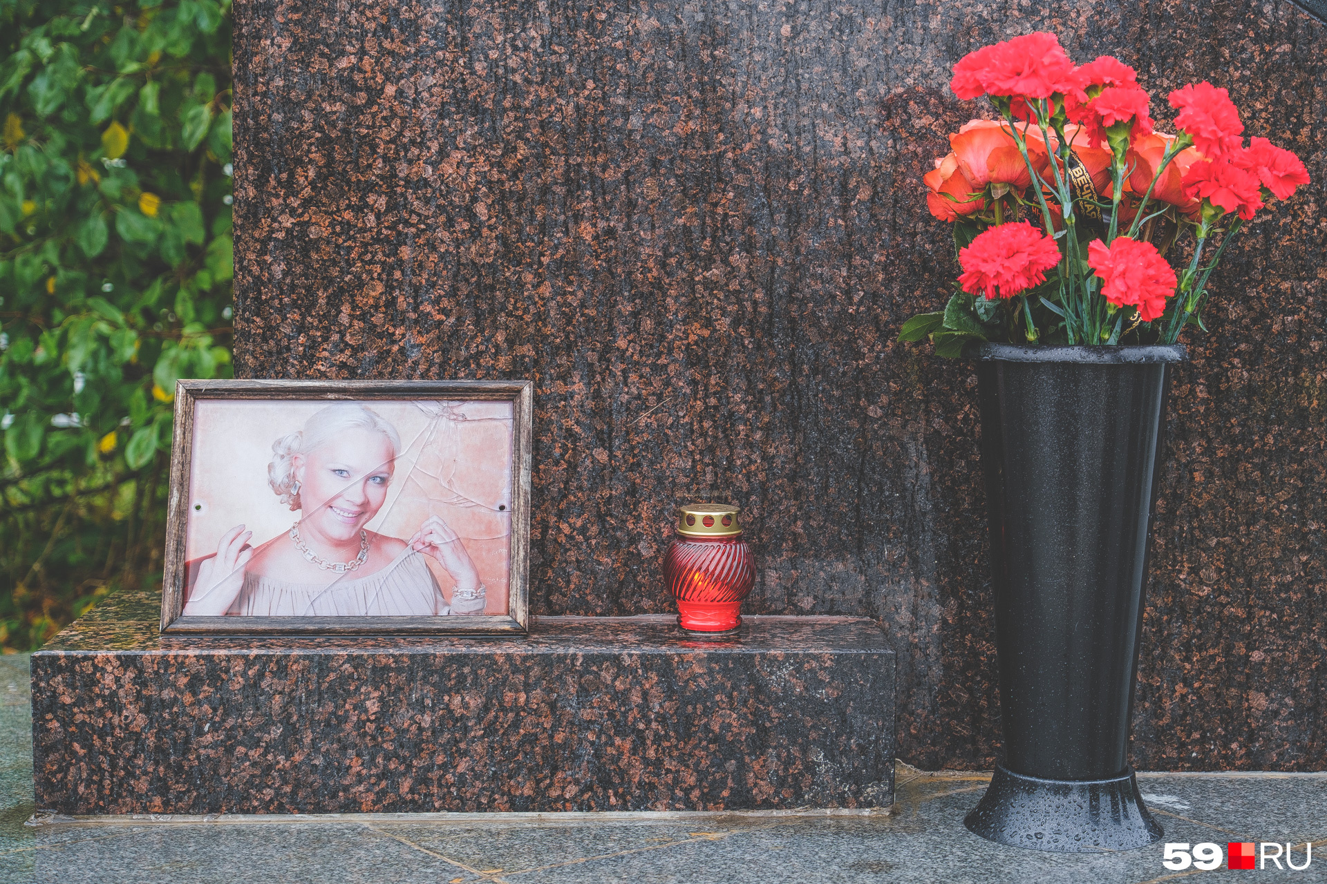 Здесь стоят портреты погибших, свечи и цветы