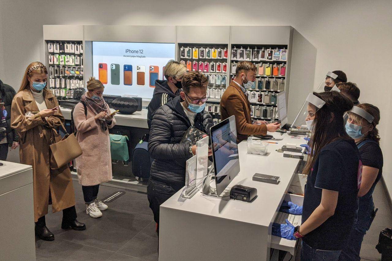 Очередь. 12 очередь. Северная долина схема корпусов. Очередь в макдональдс в москве. Женщина в очереди за мане.