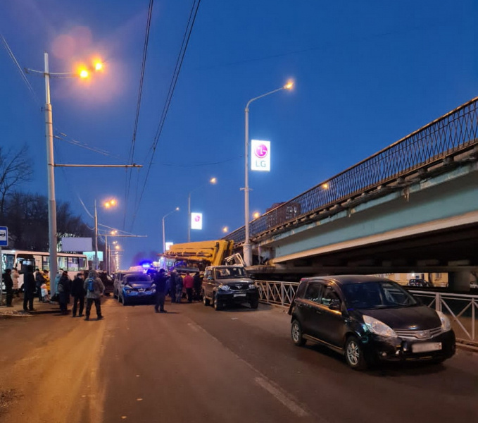 Бетононасос собрал больше десятка машин и автобус во Владивостоке. В автобусе пострадал подросток с бабушкой
