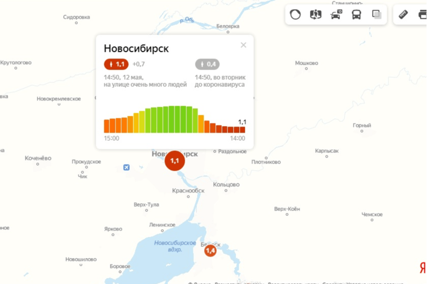На улице очень много людей На улице очень много людей