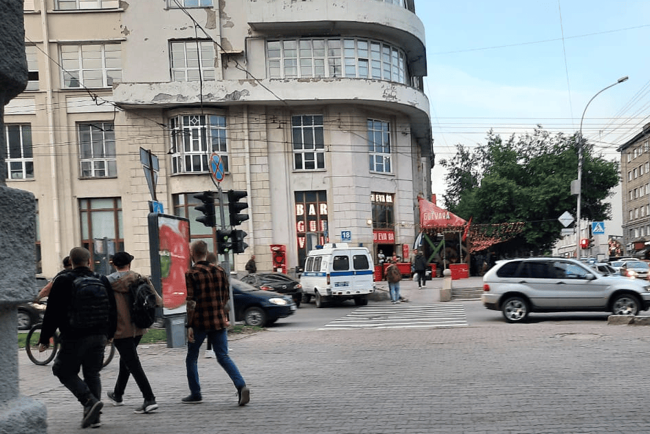 На Ленина находится несколько полицейских машин На Ленина находится несколько полицейских машин