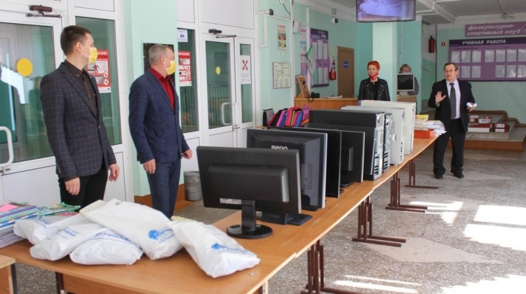 Ачинский предприниматель подарил школьникам 10 компьютеров