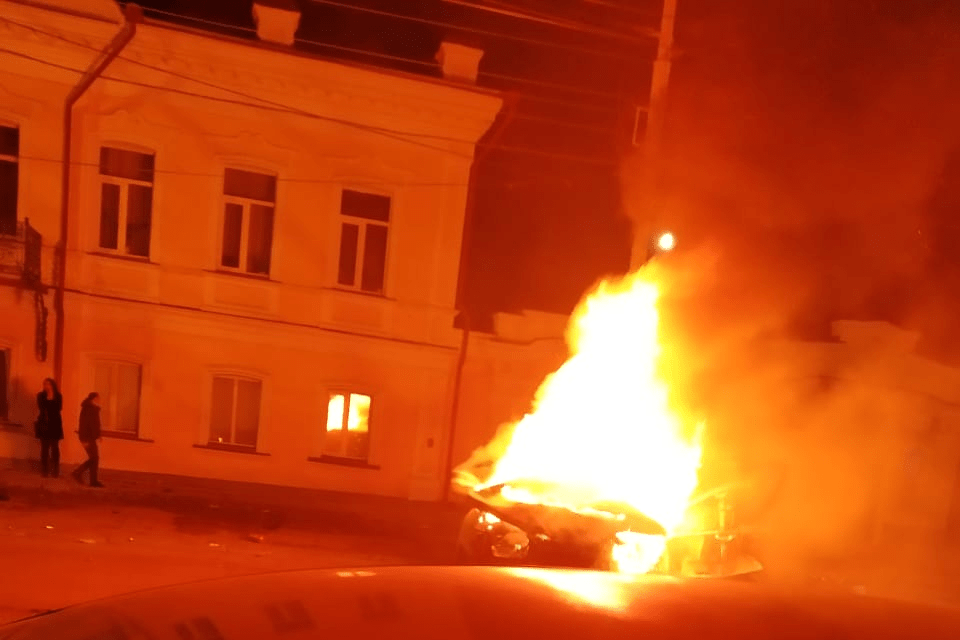 Машина загорелась после удара о столб