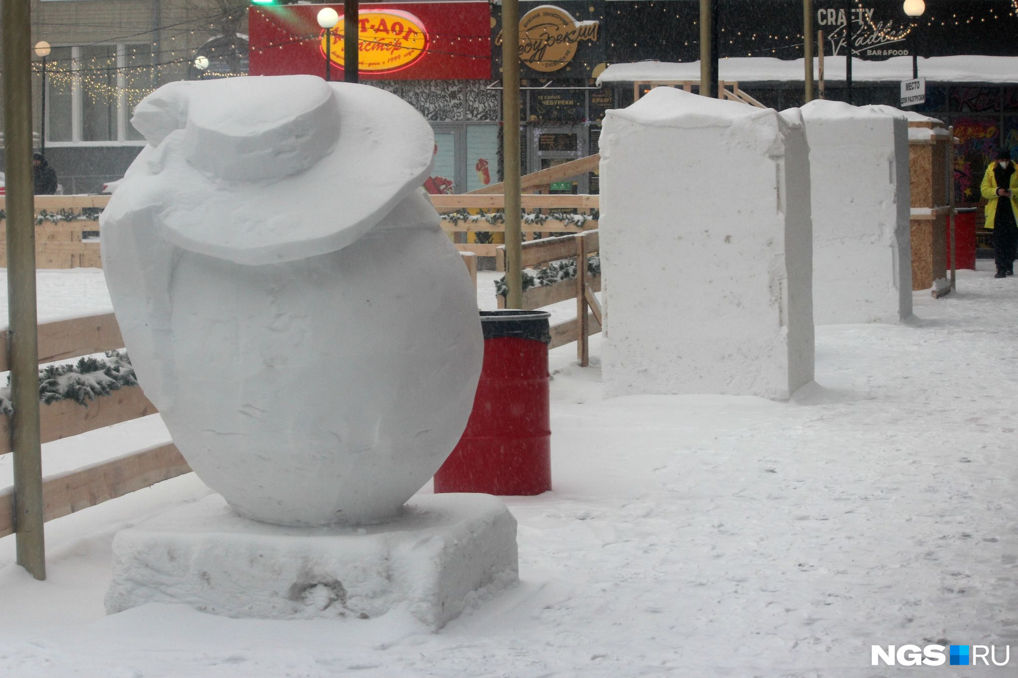 В ресторанном дворике кто-то уже начал вырезать снежные скульптуры