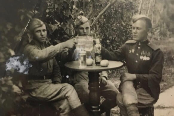 Василий Порошин (на фото справа) отмечает победу вместе со своими сослуживцами Василий Порошин (на фото справа) отмечает победу вместе со своими сослуживцами