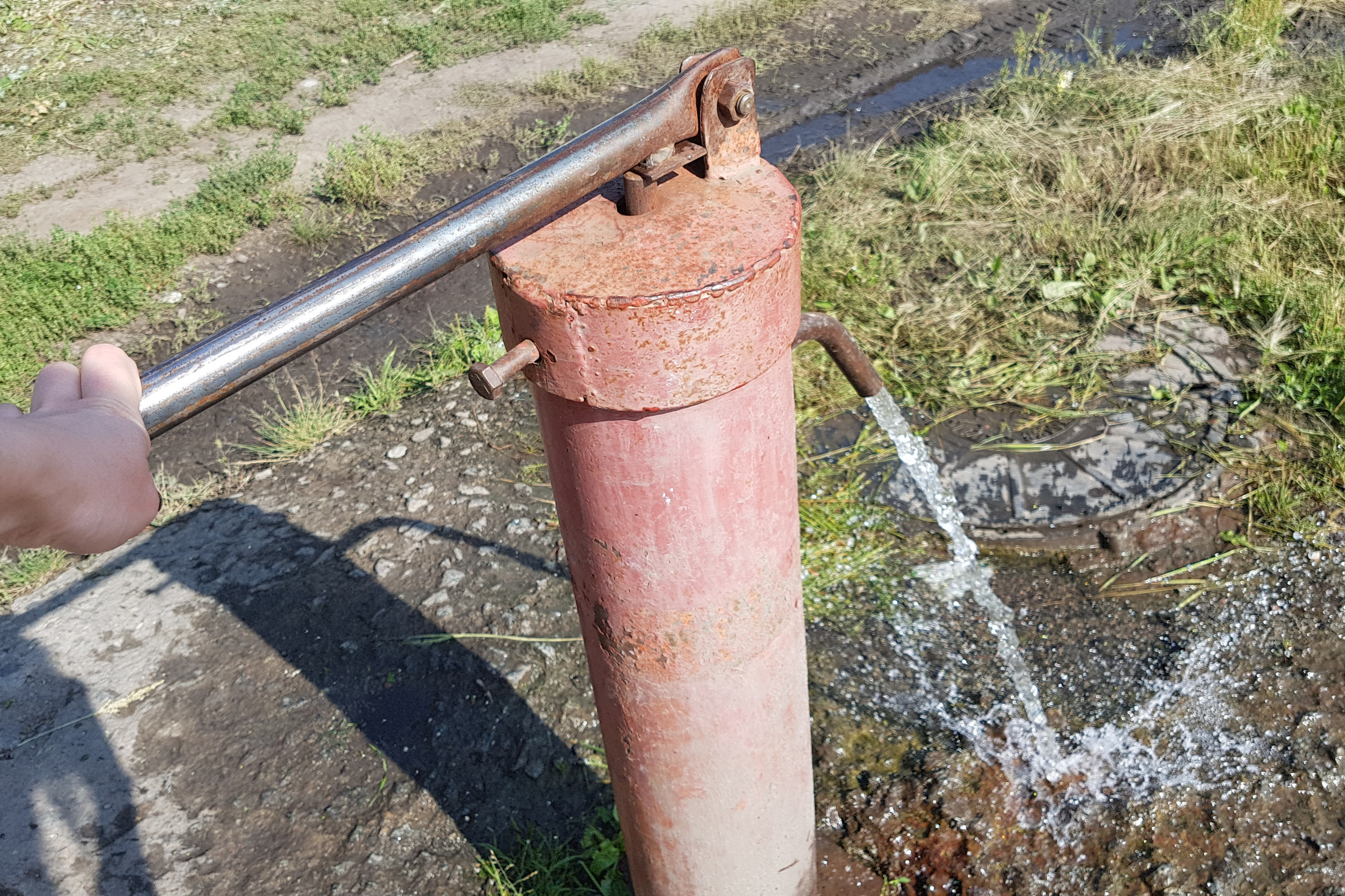 Убери колонку. Водоразборная колонка в селе. Курган водоразборные колонки. Колонка водяная в частном секторе. Ключ для водяной колонки.