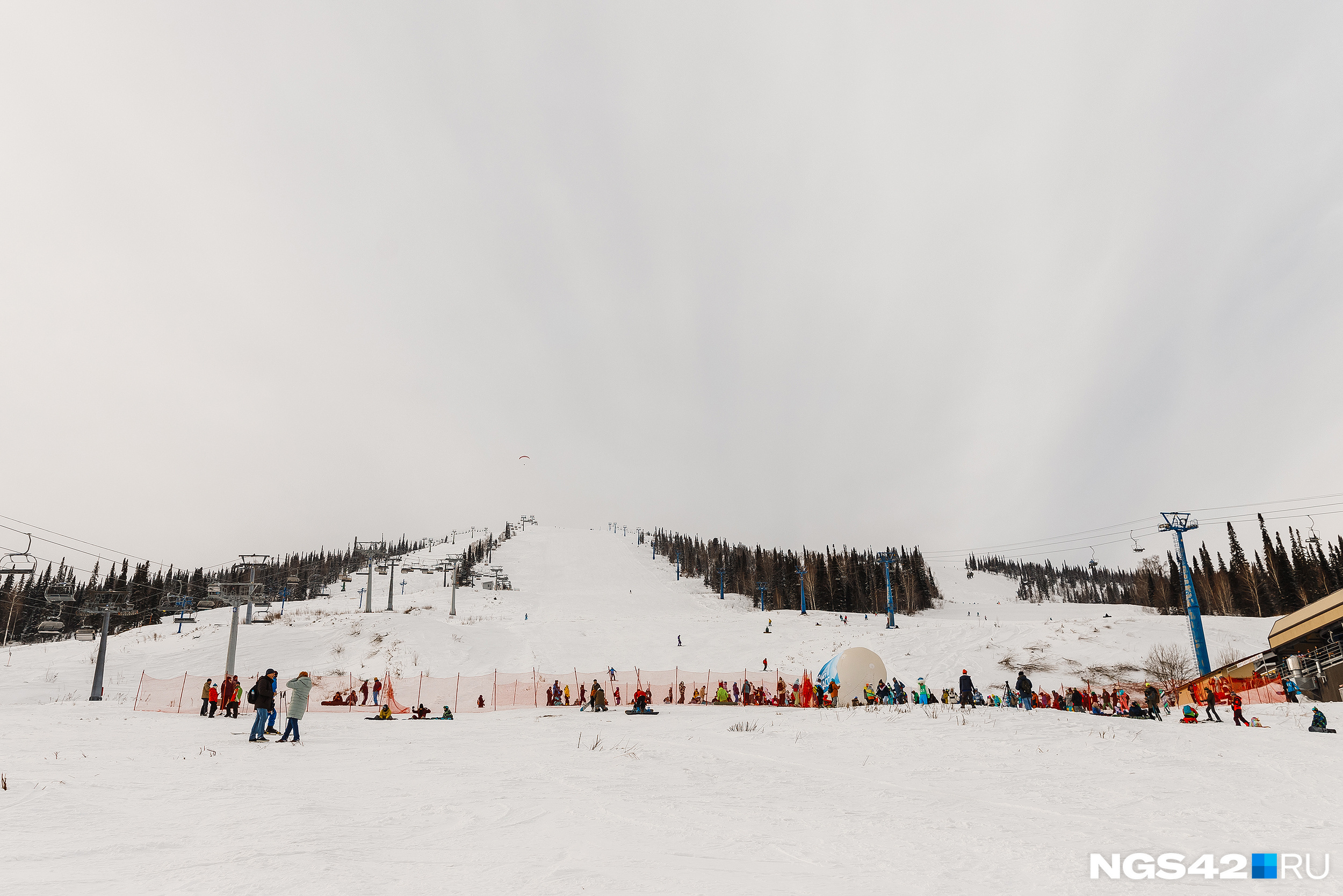 Массовый спуск лыжников и сноубордистов