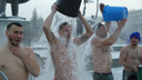 Два десятка морозоустойчивых новосибирцев облились водой на площади Ленина