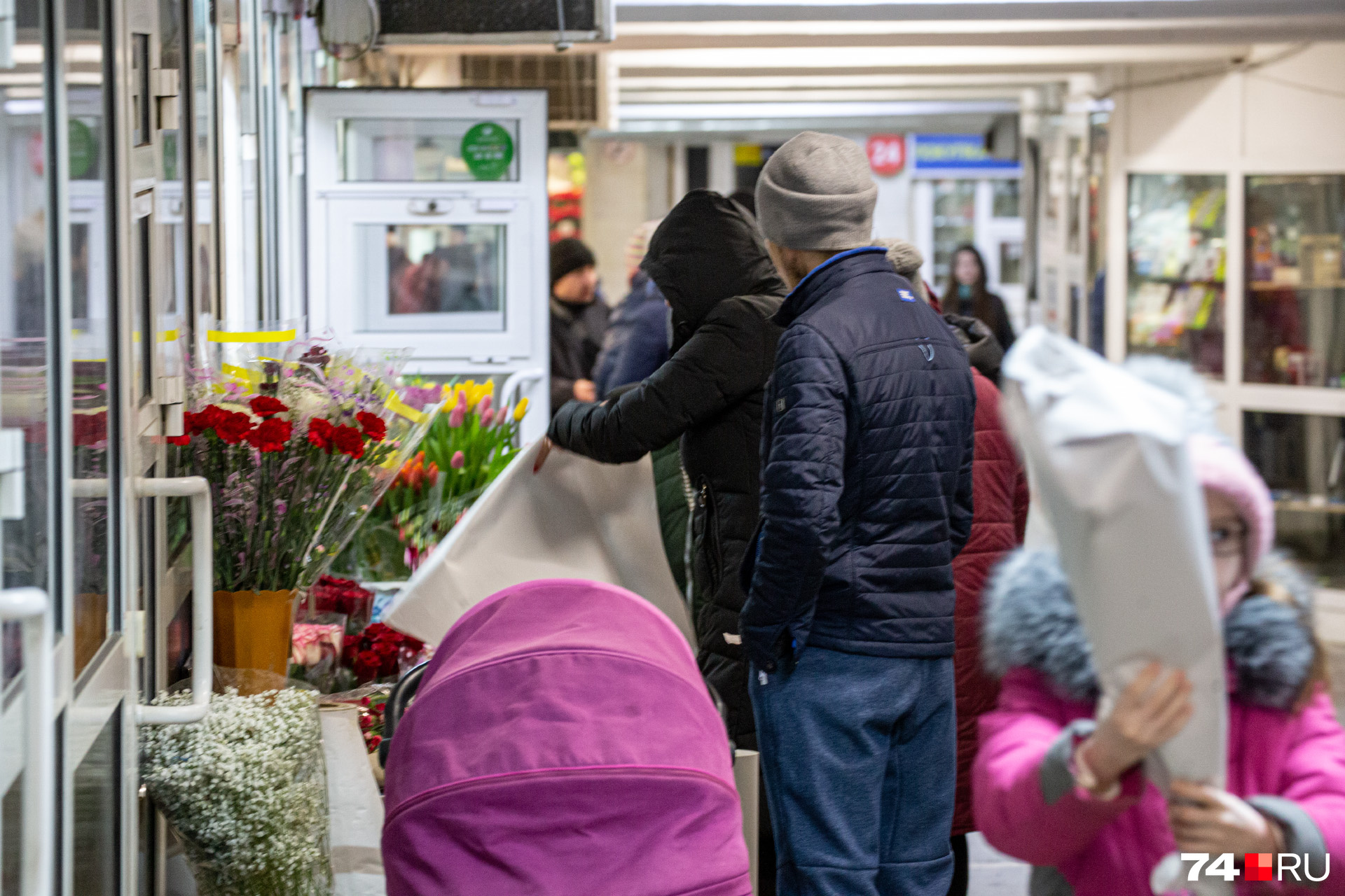 Жизнь март челябинск. Очередь за цветами. Очередь за цветами 8 марта. Цветы 8 марта очереди за цветами. Мосцветторг 8 марта очередь.