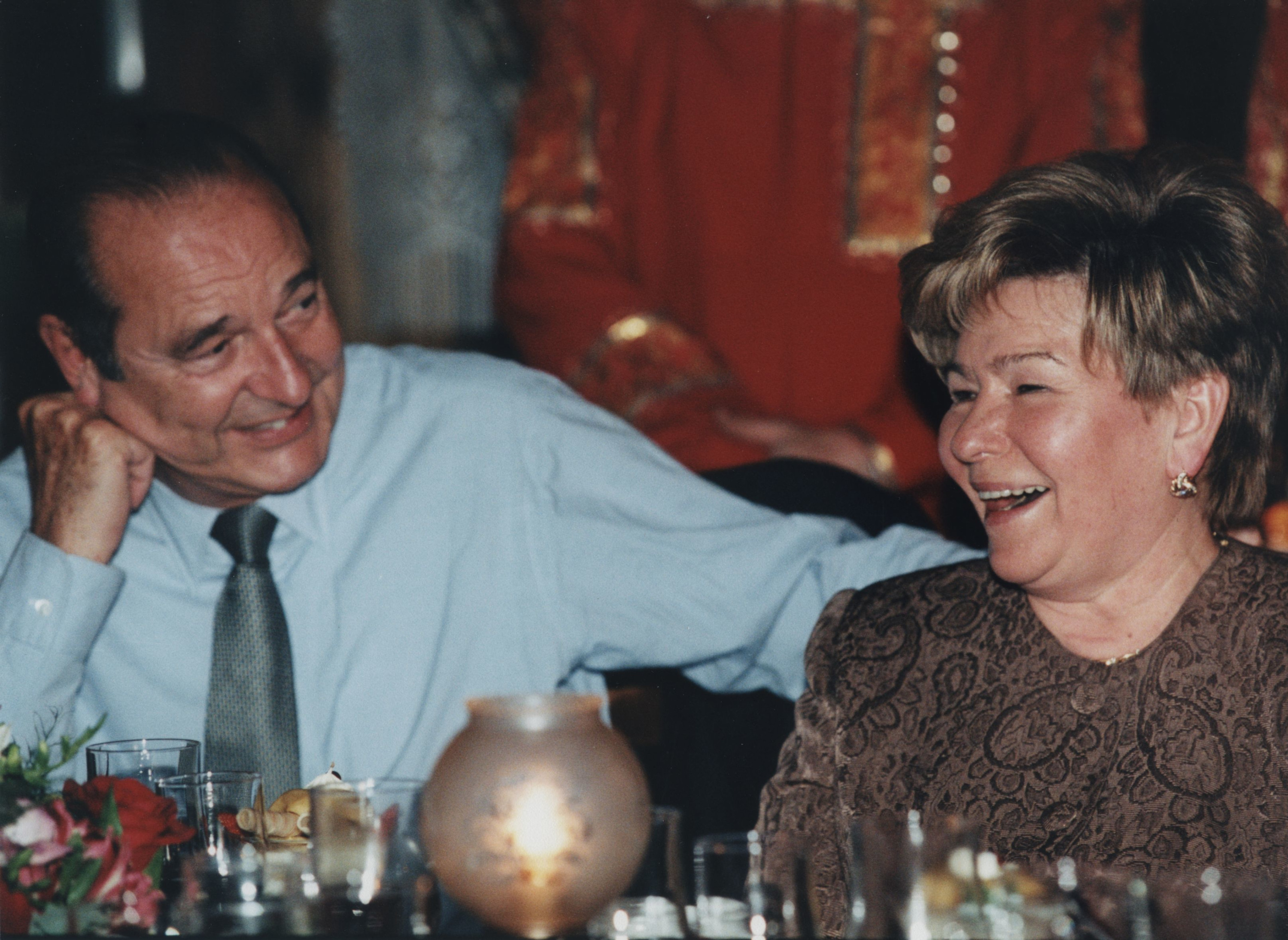 Наина Ельцина на обеде в честь президента Франции Жака Ширака в ресторане «Царская охота». Москва, 27 сентября 1997 года