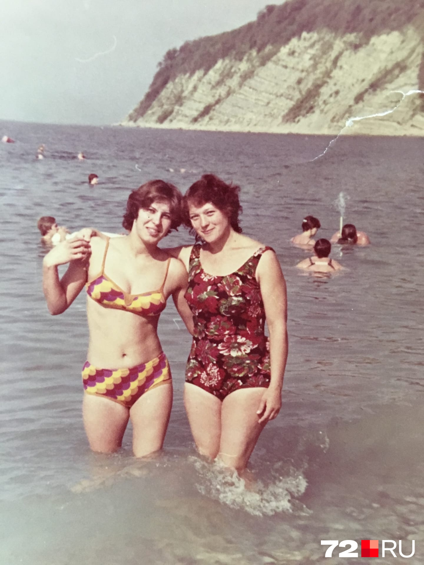 На снимке слева — Татьяна Токмакова (родственница Марии Токмаковой) в начале 1980-х годов на море. В моде, как сейчас, были раздельные и сплошные купальники с яркими вставками или разноплановыми цветами 