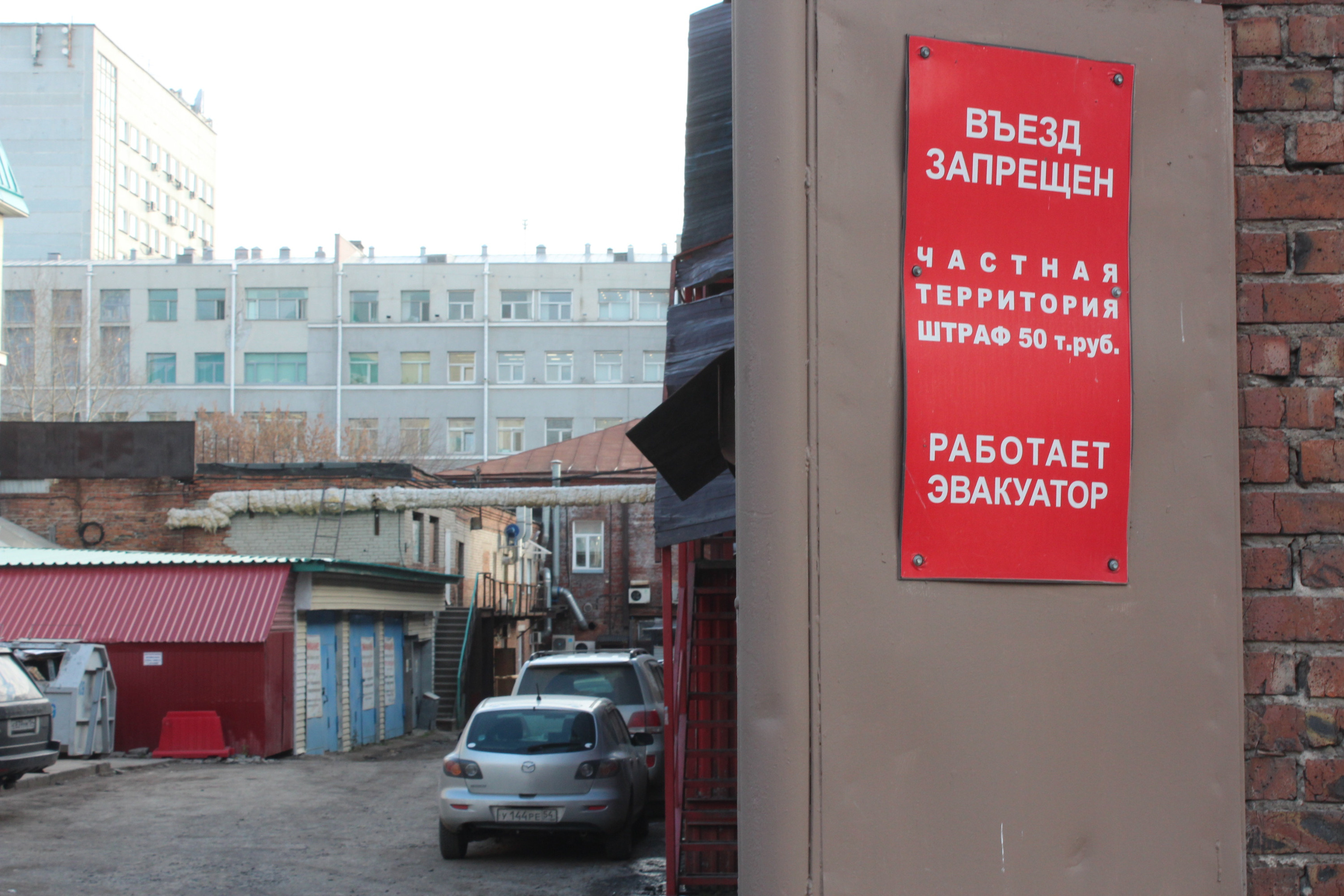 Поскольку второй вход оказался заблокированным, попасть в «Типографию» можно будет только через двор