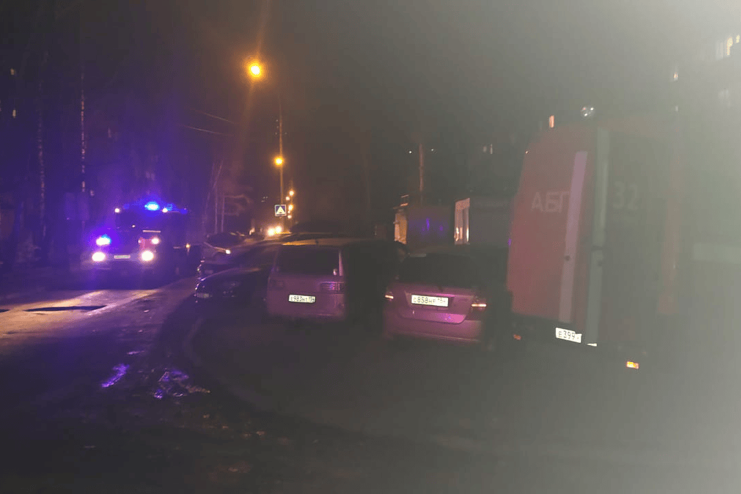 Пожар уже потушен, трём жильцам потребовалась помощь медиков Пожар уже потушен, трём жильцам потребовалась помощь медиков