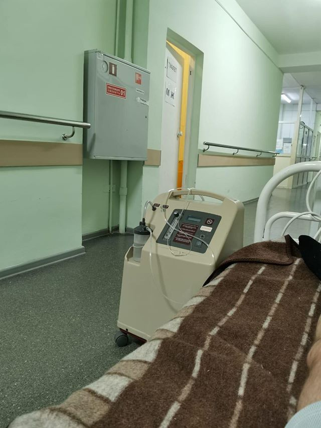 Екатеринбуржца положили в коридоре, потому что мест в палатах не было Екатеринбуржца положили в коридоре, потому что мест в палатах не было