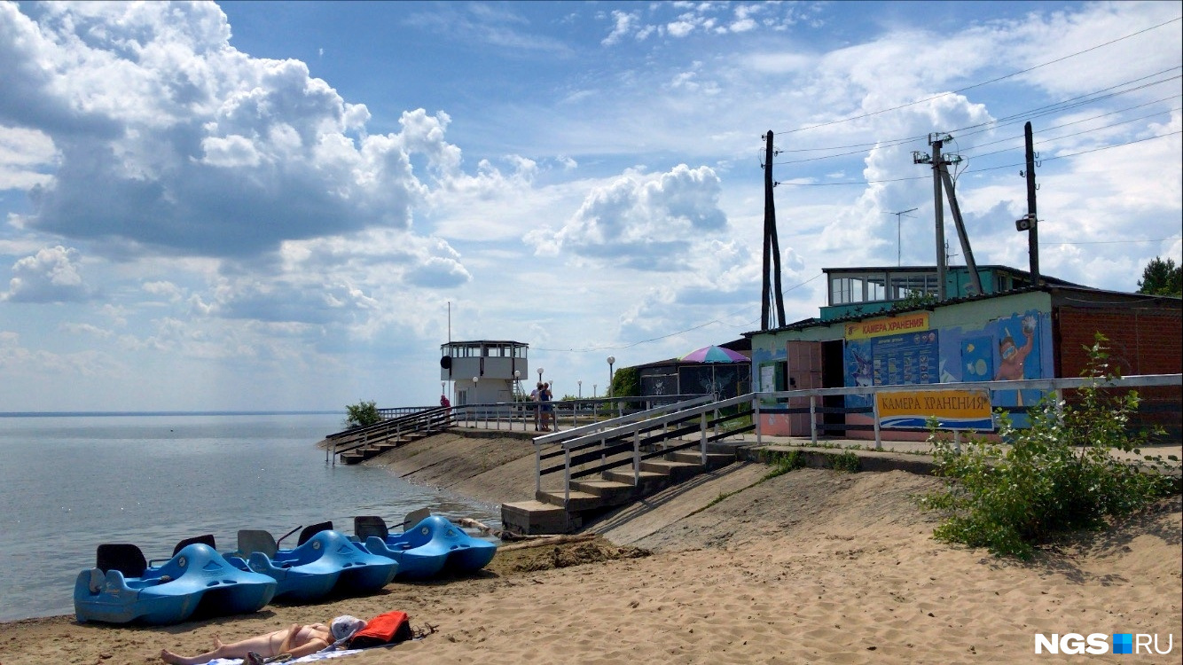 Территория пляжа благоустроена — после фотосессии смело можно оставаться отдыхать на берегу, если позволяет погода