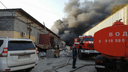 В Батайске загорелся цех с полиматериалами. Пожар тушили со спецпоезда