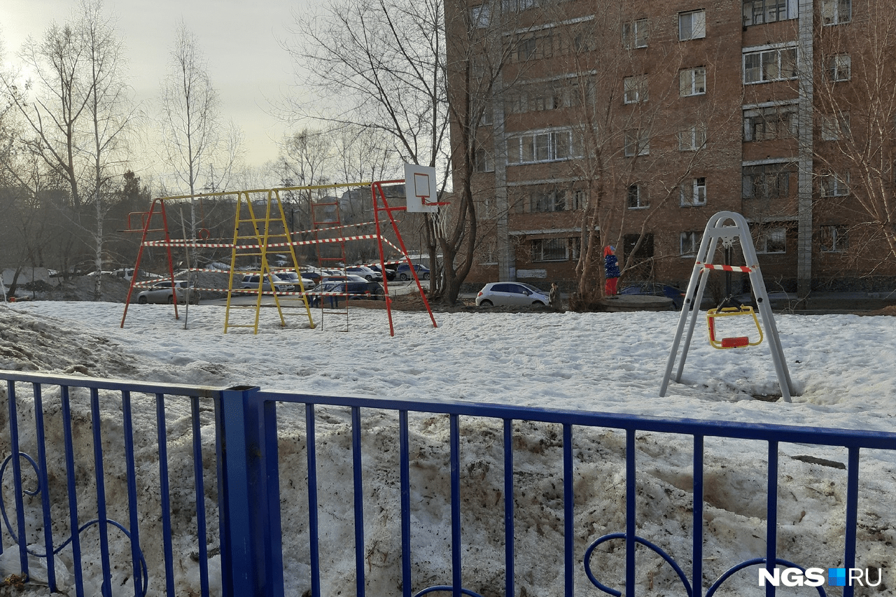 Во дворе по улице Есенина, 10 детские площадки огородили сигнальными лентами