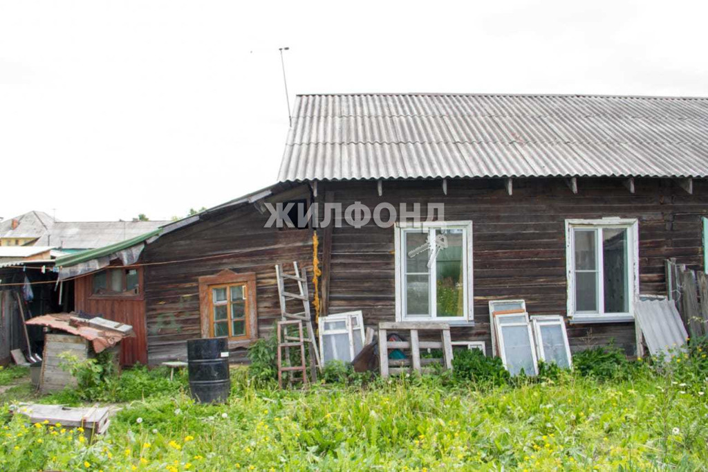 А так дом площадью 27 квадратов выглядит снаружи. В нём, судя по всему, совсем недавно установили пластиковые окна А так дом площадью 27 квадратов выглядит снаружи. В нём, судя по всему, совсем недавно установили пластиковые окна