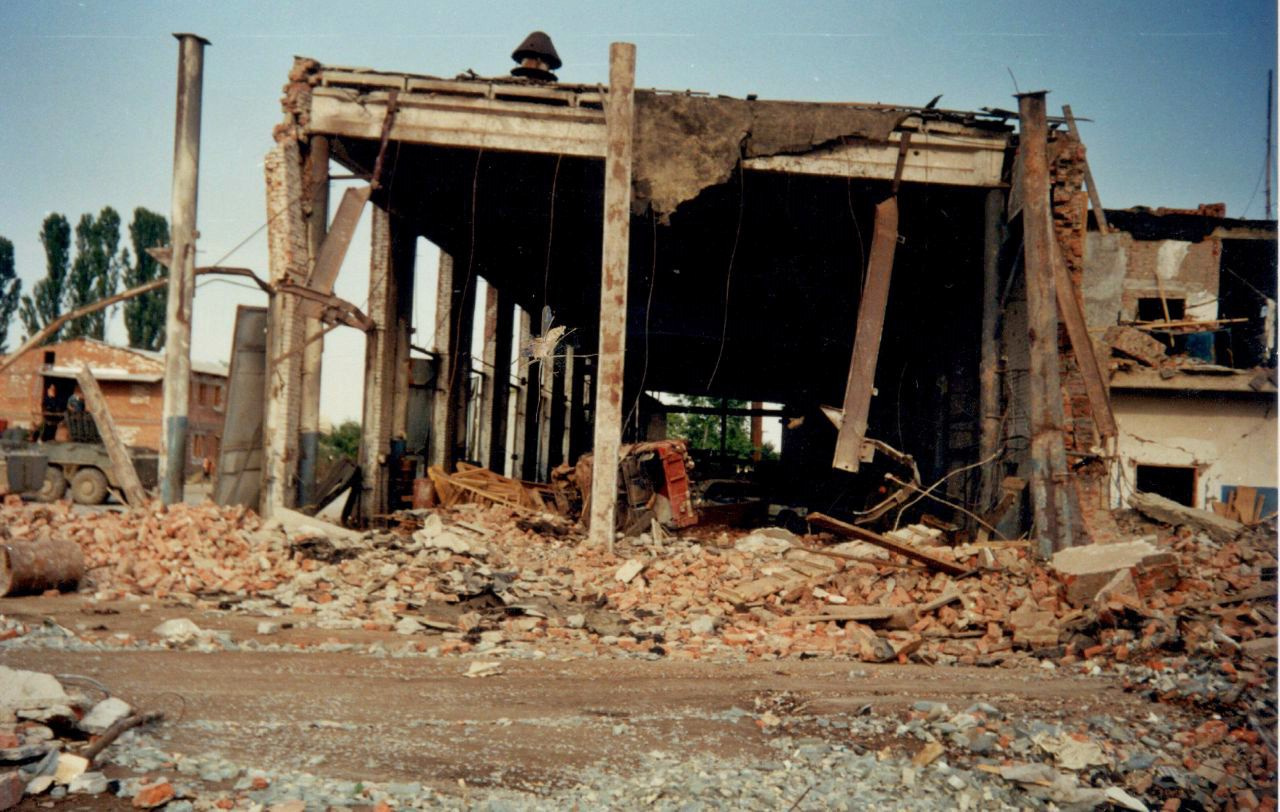 Разрушенное здание гаражей и жилых кубриков утром 3 июля 2000 года: все герои материала жили в этом здании