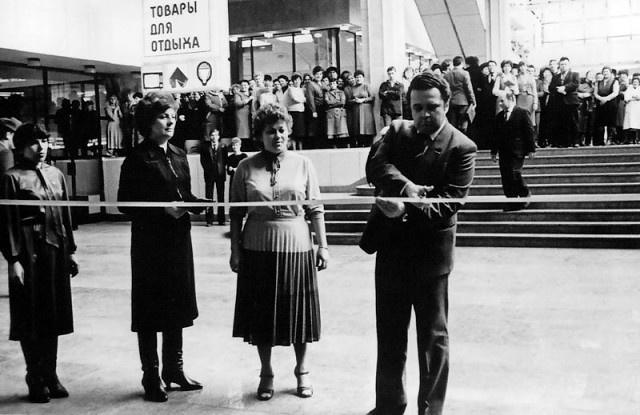 Торговый центр «Омский» открыл свои двери весной 1984 года
