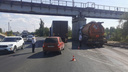 В Волгограде на оживленной дороге перевернулся КАМАЗ со строительным мусором