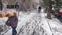 Сильный снегопад накрыл Новосибирск. Разглядываем фотографии со снежных улиц города