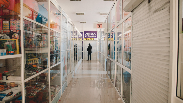 В Тюмени супермаркеты выделяют время для пожилых покупателей, ТРЦ закрываются. Онлайн