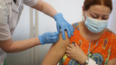 Врачам ставят новую вакцину (один флакон на пятерых): 16 фотографий, как это происходит