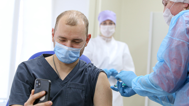 Что нас ждет в сентябре: пересчитают больничные родителям, а за прививку от коронавируса заплатят 100 тысяч рублей