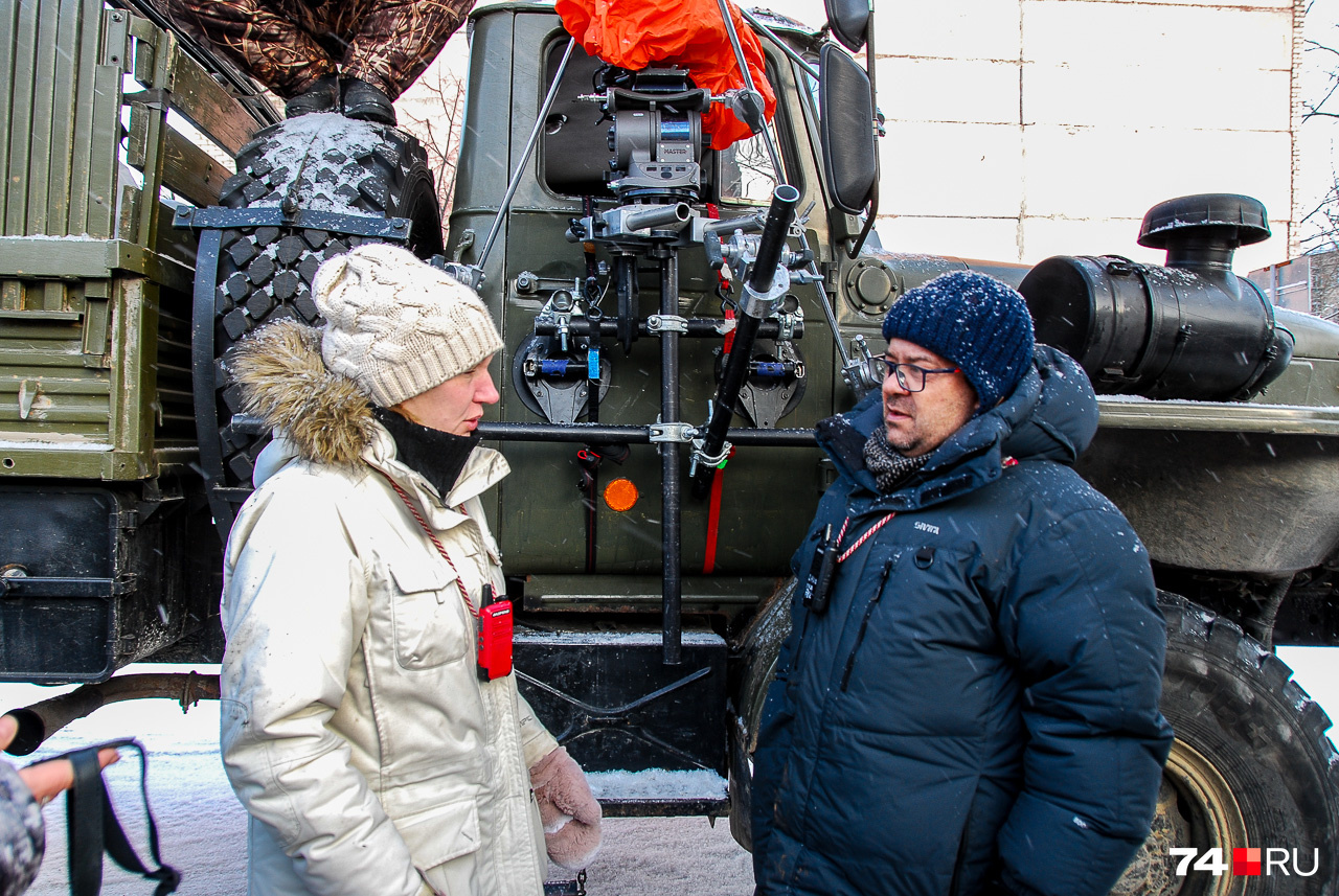 Режиссер Андрей Прошкин обсуждает съемку со вторым режиссером Еленой Петуниной. На двери «Урала» закреплена камера