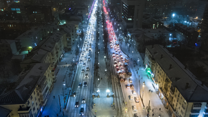 Из-за снегопада Екатеринбург встал в глухих пробках