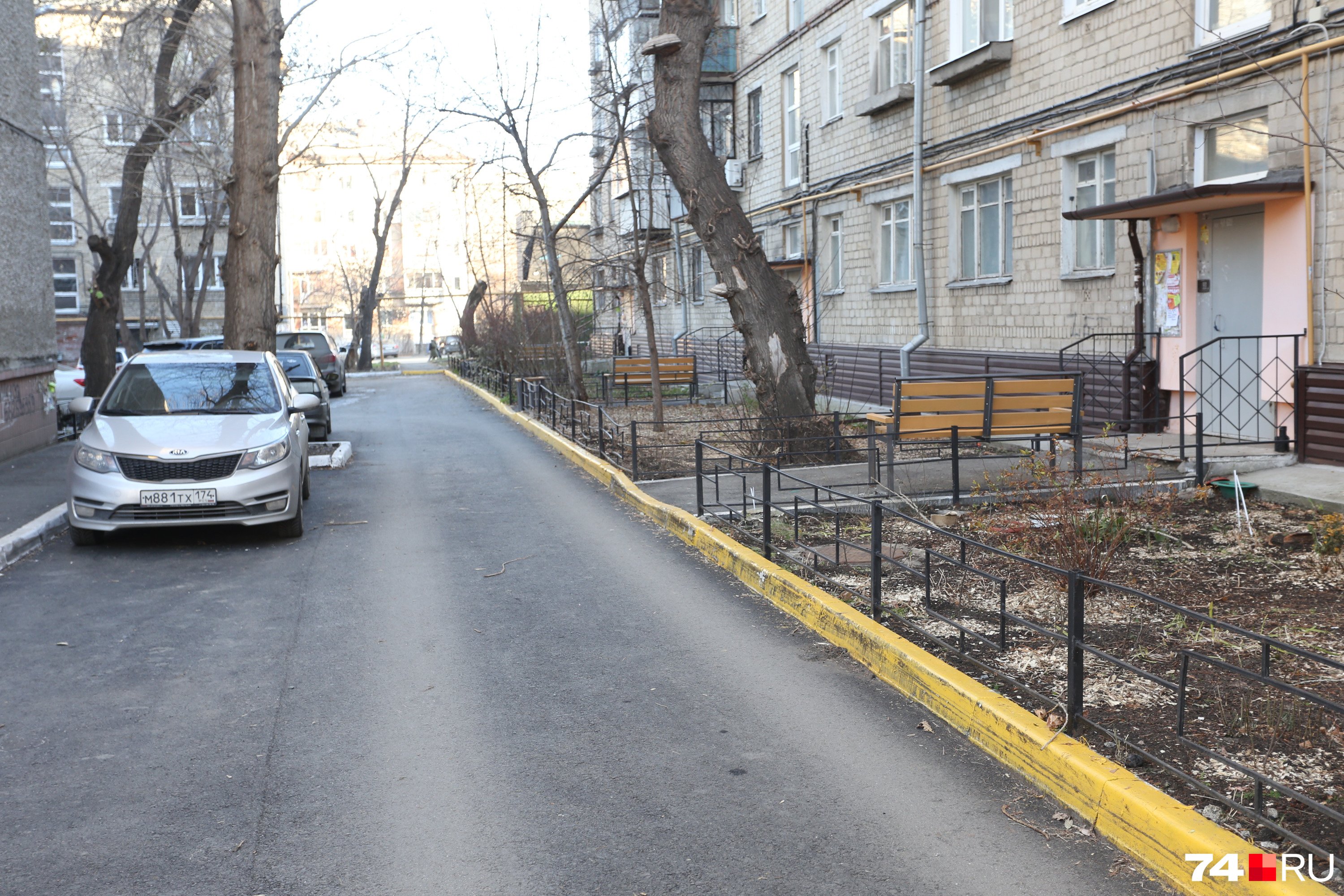 Вот он — самый дорогой двор. Образован четырьмя домами — на Сони Кривой, 46, Энгельса, 32, 32а, проспекте Ленина, 73 Вот он — самый дорогой двор. Образован четырьмя домами — на Сони Кривой, 46, Энгельса, 32, 32а, проспекте Ленина, 73