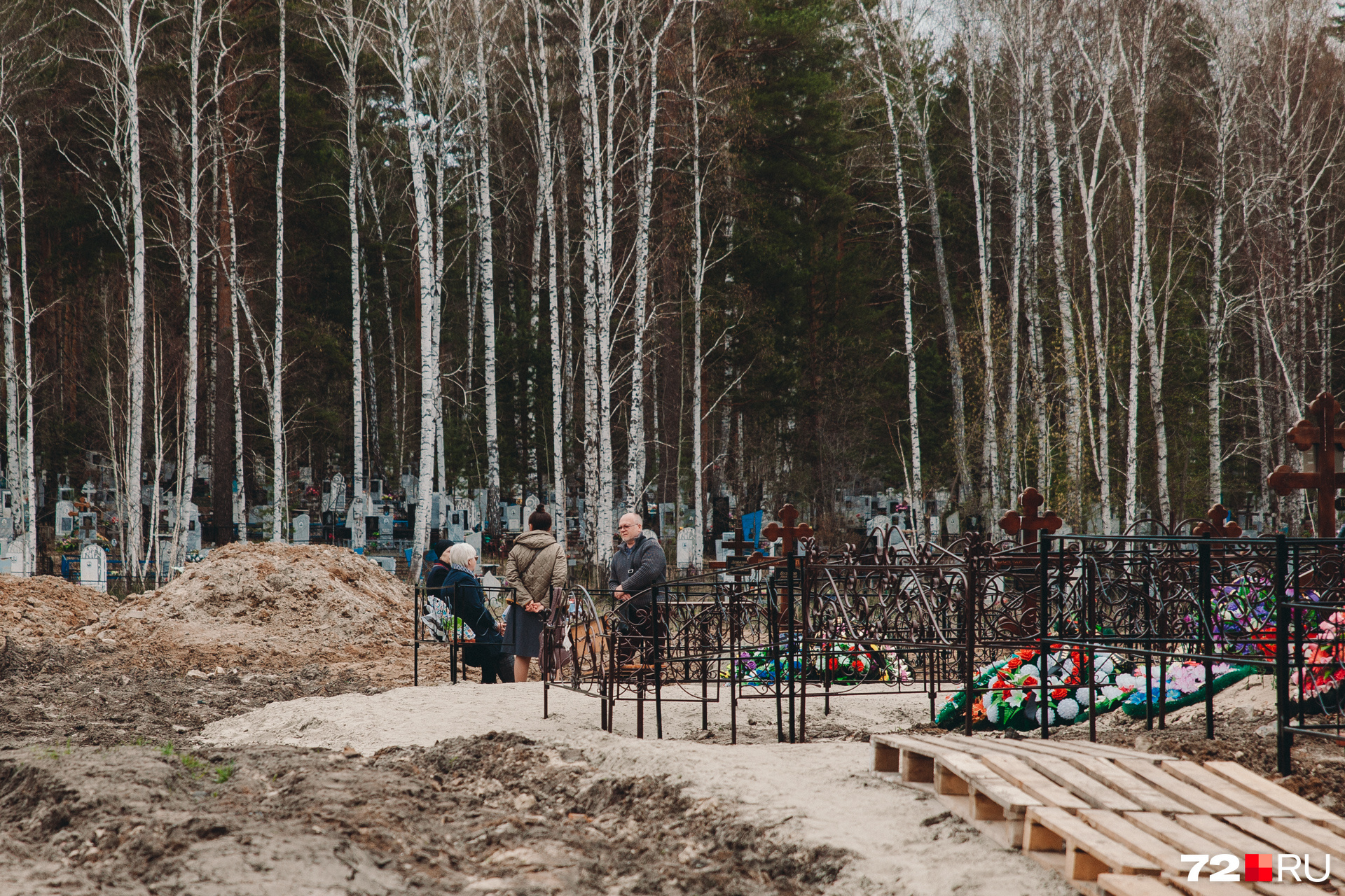 Территорию кладбища. Кладбище Боровое Тюмень. Решетниковское кладбище Тюмень. Тюмень кладбище в Молчаново. Отдыхать на территории кладбища запрещено.